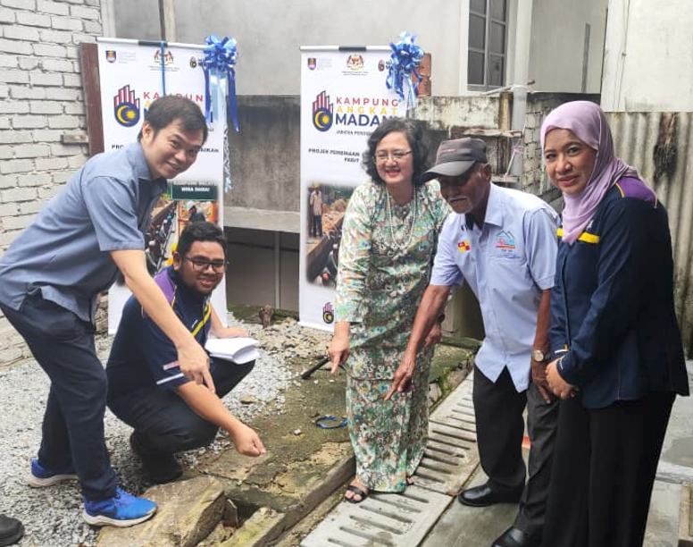 PROJEK PEMBINAAN & PEMBAIKAN PARIT